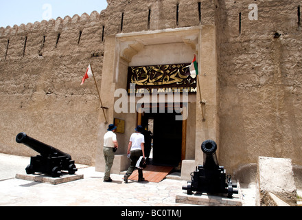 Cannoni adornano l'entrata al Museo di Dubai, fomerly Al-Fahidi fort, a Bur Dubai, la città di sinistra quartiere bancario Foto Stock