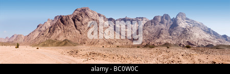 Panorama attraverso il deserto piano distante gamme della montagna, il Deserto Orientale dell Egitto, Africa Foto Stock