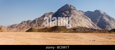 Panorama attraverso il deserto piano distante gamme della montagna, il Deserto Orientale dell Egitto, Africa Foto Stock