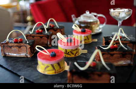 Bella torte sul display al Metrodeco tea salon a Brighton Regno Unito Foto Stock