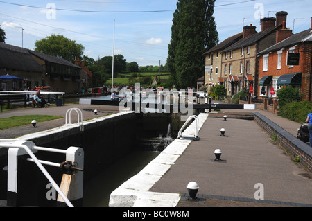 Il blocco superiore sul Grand Union Canal at Stoke Bruerne, home al Canal Museum. Foto Stock