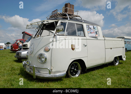 Una posizione abbassata di VW in split-screen cabina doppia raccoglitore. Wymeswold, Leicestershire, Inghilterra. Foto Stock