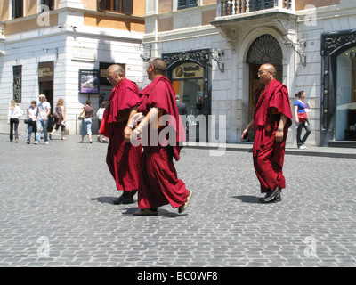 I monaci del Tibet a piedi nella strada di roma italia Foto Stock