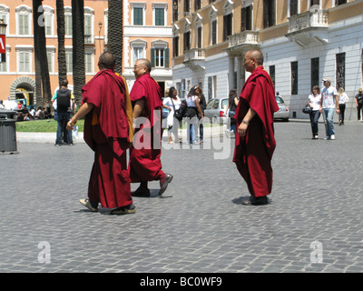 I monaci del Tibet a piedi nella strada di roma italia Foto Stock