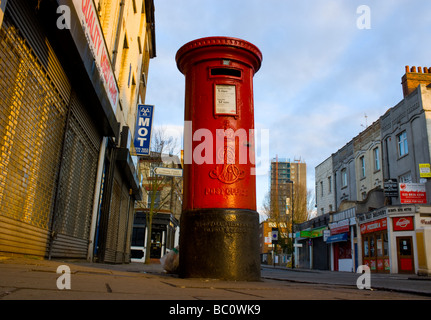 Red Edward VII Royal Mail casella montante in Stroud Green North London. Foto Stock