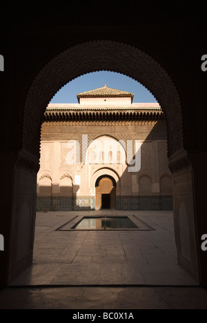 Il cortile della medersa Ben Youssef in disuso una scuola islamica incorniciato dalla porta di ingresso di un edificio in Marrakech Marocco N Foto Stock