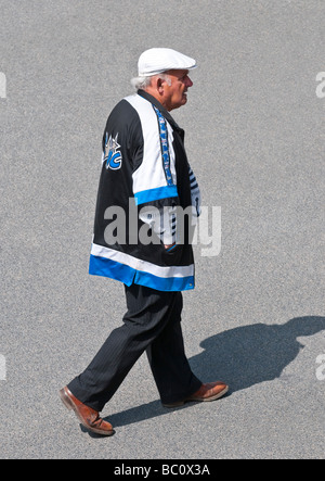 Uomo che cammina su strada - Francia. Foto Stock