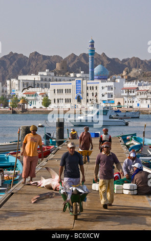 I pescatori con il pescato del giorno e visualizzare in background di Mutrah Muscat Oman Foto Stock