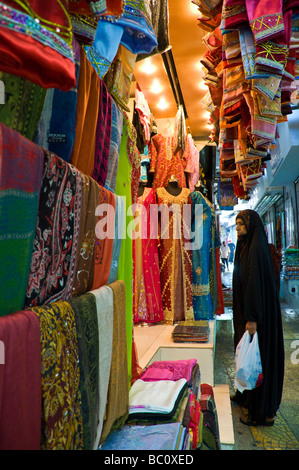 La popolazione locale nel Souk di Mutrah Muscat Oman Foto Stock