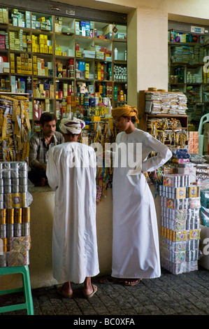 La popolazione locale nel Souk di Mutrah Muscat Oman Foto Stock