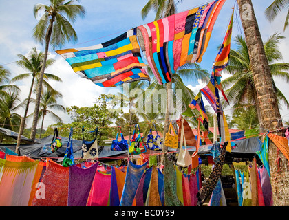 Parco Nazionale di Manuel Antonio, Puntarenas provincia, Costa Rica: vivacemente colorato parei volare nella brezza offshore. Foto Stock