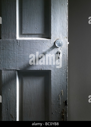 Vecchia Maniglia della porta la manopola all'interno di casa diroccata Foto Stock