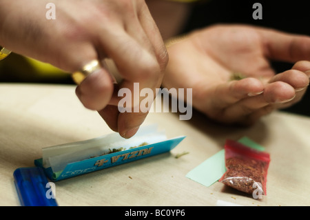 L uomo si prepara la marijuana joint-Canabis indica Foto Stock