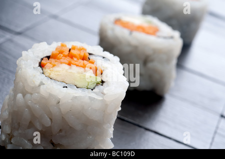 Un inclinato shallow focus macro orizzontale di 3 rotoli di sushi Foto Stock