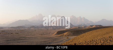 Panorama attraverso il deserto piano distante gamme della montagna nella mattina presto luce, Deserto Orientale dell Egitto, Africa Foto Stock