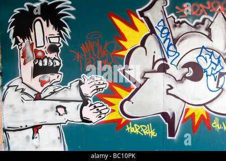 I graffiti sulla parete e soffitto di area utilizzata da skate-boarders Southbank Centre London REGNO UNITO Foto Stock