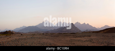 Panorama attraverso il deserto piano distante gamme della montagna nella mattina presto luce, Deserto Orientale dell Egitto, Africa Foto Stock