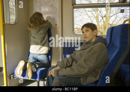 Due ragazzi su un viaggio in treno a Londra del nord Foto Stock