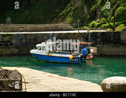CHARLESTOWN, CORNOVAGLIA - 07 GIUGNO 2009: Attraccato pesca Trawler Foto Stock