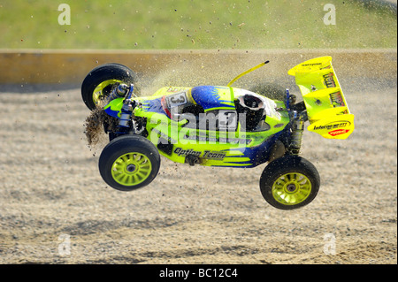 Azione girato di un radio-controllato buggy Racing nel Campionato Europeo. Motion Blur mostra la velocità è in viaggio. Foto Stock