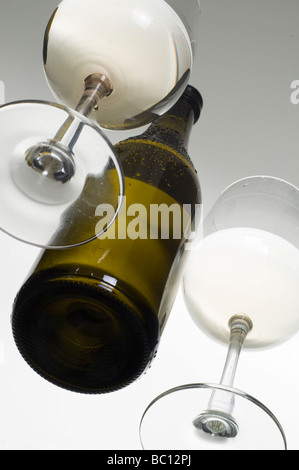 2 bicchiere di vino e una bottiglia di vino bianco Foto Stock