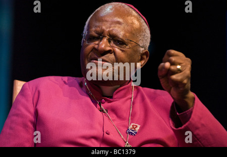 South African chierico e attivista del Reverendissimo Desmond Tutu parlando sul palco a Hay Festival 2009 Foto Stock