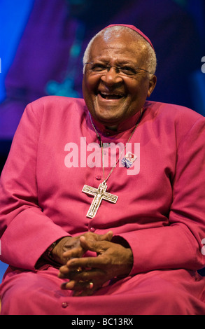 South African chierico e attivista del Reverendissimo Desmond Tutu parlando sul palco a Hay Festival 2009 Foto Stock