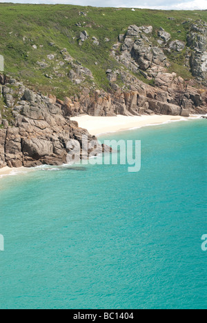 Vista della spiaggia di Porthcurno dal sentiero costiero in Cornovaglia Foto Stock