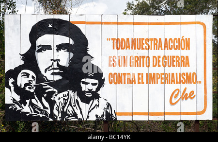 Tabellone socialista con una citazione di Che Guevara. TODA NUESTRA ACCION ES ONU GRITO DE GUERRA CONTRA IMPERIALISMO...CHE. Cuba Foto Stock