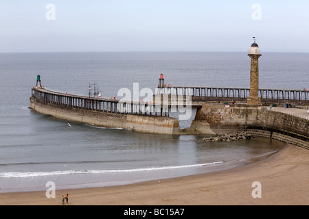 Whitby pontili e fari e la foce del fiume Esk Foto Stock