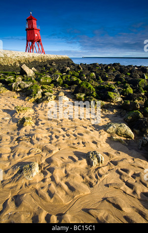 Inghilterra Tyne usura South Shields Little Haven Beach guardando verso sud Groyne faro Foto Stock