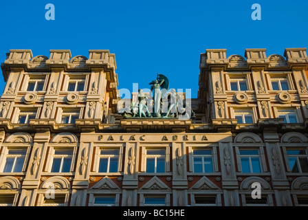 Palac Adria (1922-25) esempio di stile geometrico lungo la strada Jungmannova, Praga, Repubblica Ceca, Europa Foto Stock