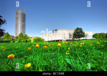 Aalto opera house e RWE headquarter tower, Essen, Germania Foto Stock