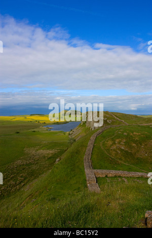 Vista verso est verso cragg lough da acciaio rigg milecastle over 39 sulla parete di Adriano Foto Stock