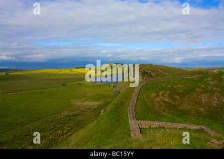 Vista verso est verso cragg lough da acciaio rigg milecastle over 39 sulla parete di Adriano Foto Stock