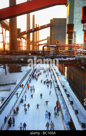 Pista di pattinaggio su ghiaccio al Zollverein cokeria Sito del Patrimonio Culturale Mondiale Zeche Zollverein, Essen, Germania Foto Stock