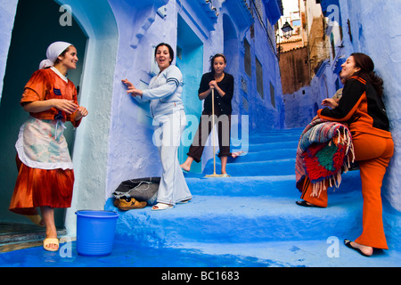 Le donne in chat in un vicolo blu nel Chefchaouen medina, Marocco. Foto Stock