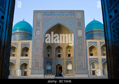 Mir mi Medrasa araba a Bukhara Uzbekistan Foto Stock