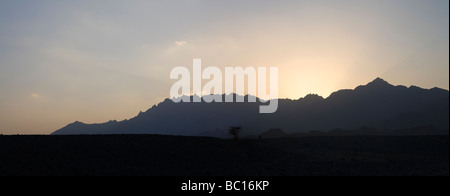 Ampio panorama attraverso il deserto piano distante gamme della montagna al tramonto , Deserto Orientale dell Egitto, Africa Foto Stock