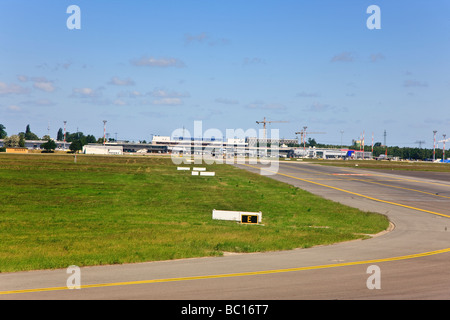 Vista della pista e edificio principale dell'aeroporto di Schönefeld di Berlino Germania Foto Stock