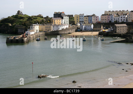 La cittadina di Tenby, Galles. Tenby North Beach con il porto e la Collina del Castello in background. Foto Stock