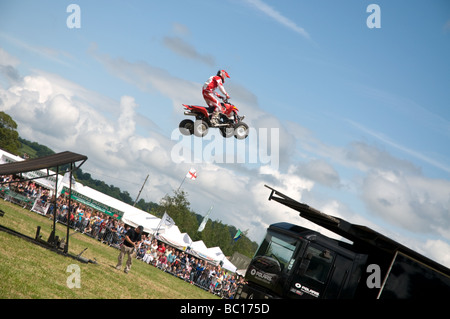 Ex-campionato del mondo moto-cross rider Jason Smyth eseguendo acrobazie motocicletta al gioco gallese fair 2009 Foto Stock