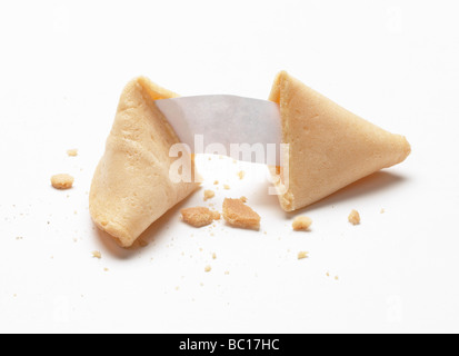 Aprire Fortune Cookie con carta bianca Foto Stock