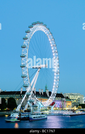 LONDRA, Regno Unito — la Millennium Wheel, conosciuta anche come il London Eye, è un punto di riferimento moderno sulla sponda sud del Tamigi. Questa iconica ruota panoramica offre viste mozzafiato dello skyline di Londra e attrae milioni di visitatori ogni anno, rendendola un'attrazione popolare della città. Foto Stock