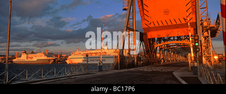 Francia, Bouches du Rhone, Marsiglia, traghetti nel porto commerciale nella luce della sera Foto Stock