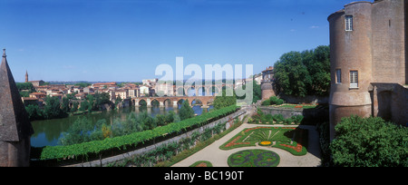 Francia, Tarn, Albi elencati come patrimonio mondiale dall' UNESCO, Tarn Fiume e dal Palais de la Berbie alloggiamento del al museo di Toulouse Lautrec Foto Stock