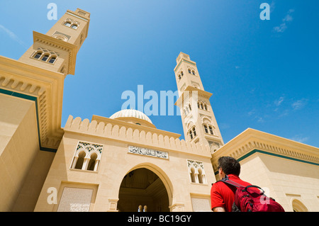 I turisti stranieri sightseeing il pollo sultano Qaboos moschea nei pressi di Bahla sultanato di Oman Foto Stock