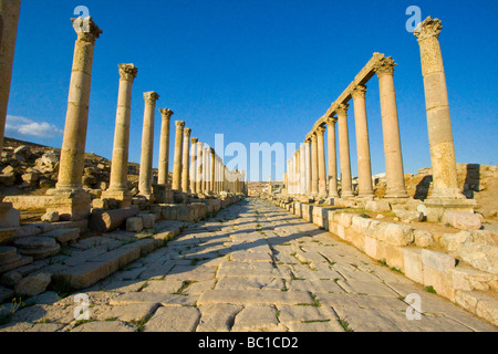 Il Cardo Maximus Columnade presso le rovine Romane di Jerash in Giordania Foto Stock