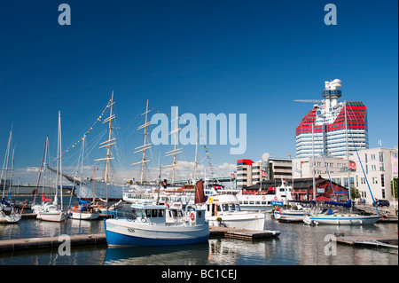 Molti yacht e barche in lilla Bommen porto di Göteborg in Svezia in estate Foto Stock