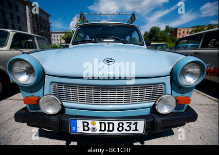 Il vecchio tedesco orientale Trabant auto parcheggiate in Berlino Germania Foto Stock